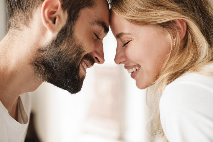 couple_touching_forehead